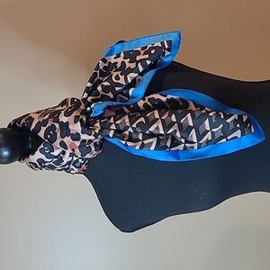 VINCE CAMUTO Animal With V Print Pattern Scarf